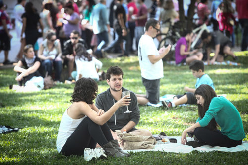 Campinas,SP, 12.07.2015, Terceira edição do Chefs na Praça, na praça Carlos Gomes, no Centro. São 35 restaurantes instalados na praça que ofereceram pratos a preços acessíveis, entre R$ 5 e R$ 20.Fotyos : Ricardo Lima/Photografie