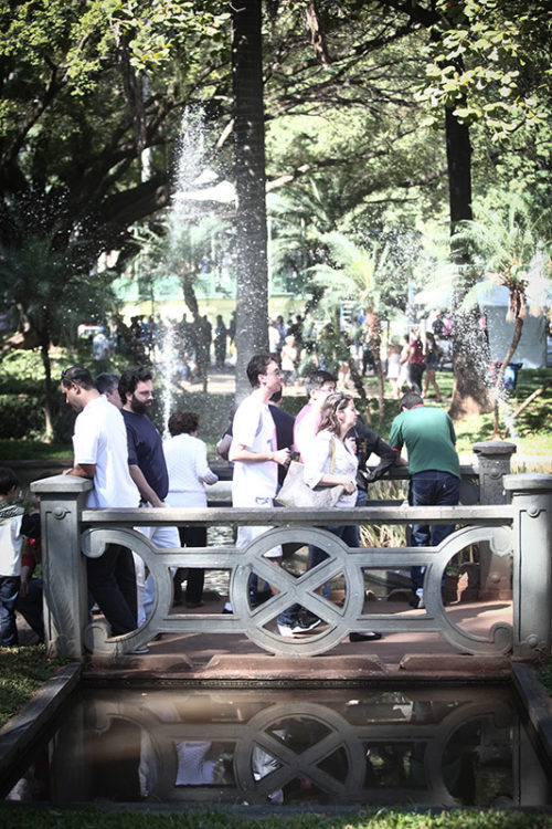 Campinas,SP, 12.07.2015, Terceira edição do Chefs na Praça, na praça Carlos Gomes, no Centro. São 35 restaurantes instalados na praça que ofereceram pratos a preços acessíveis, entre R$ 5 e R$ 20.Fotyos : Ricardo Lima/Photografie