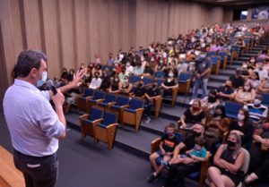Prefeito Nilson Gaspar em auditório